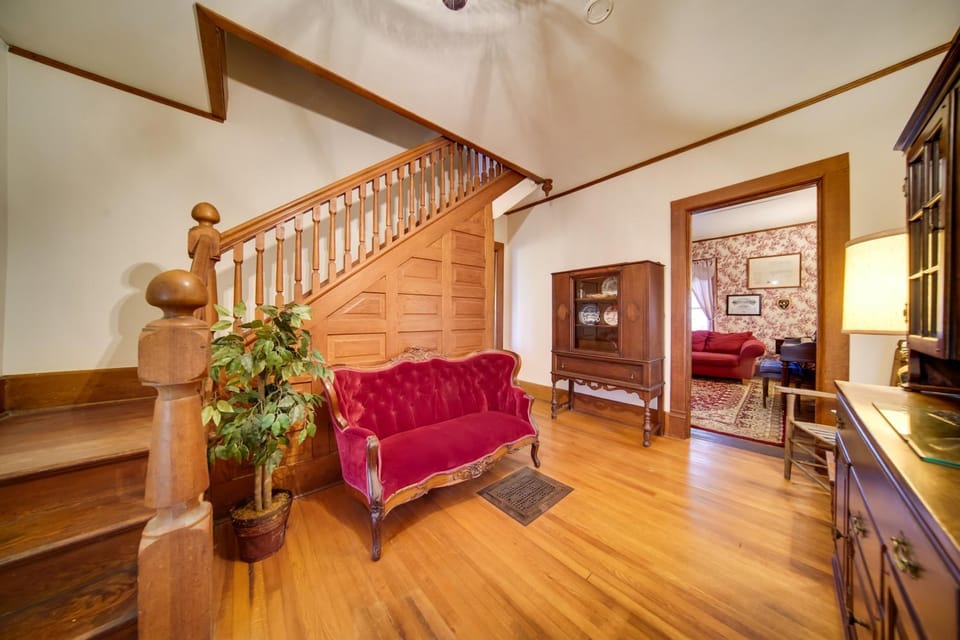 Historic Victorian Farmhouse with Porch and Views! House in Allegheny River