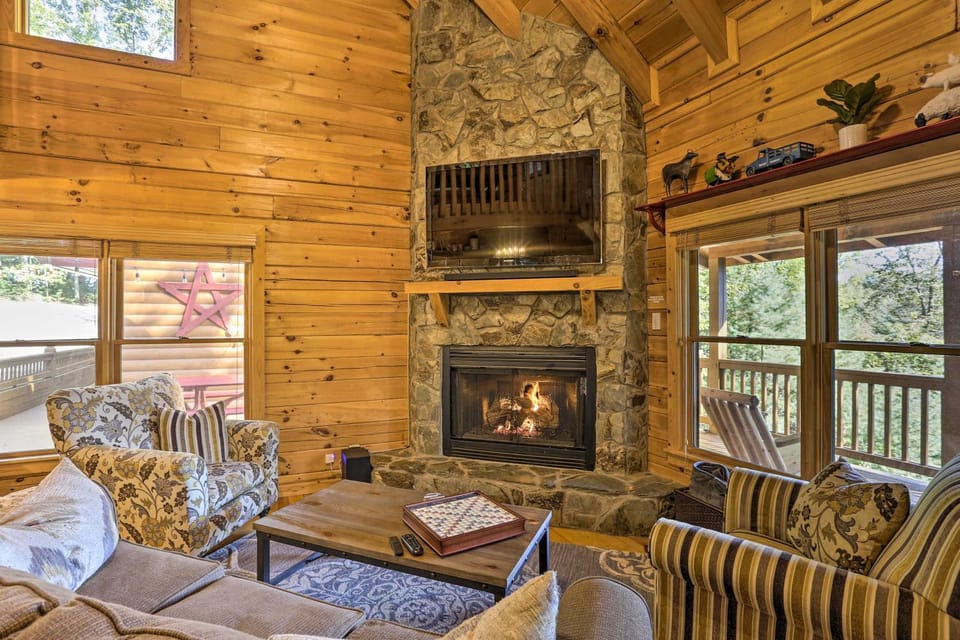Lovely Log Cabin + Bunkhouse w/ Views & Yard! Cabin in Georgia
