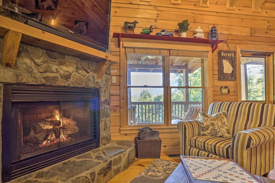 Lovely Log Cabin + Bunkhouse w/ Views & Yard! Cabin in Georgia