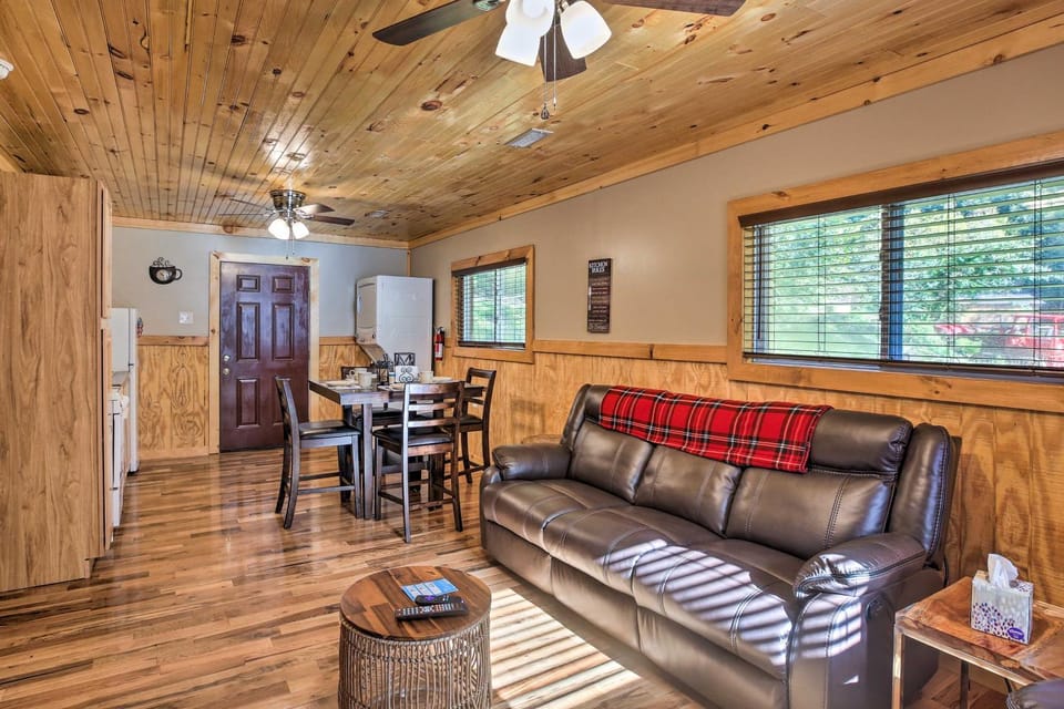 Silver Creek Cabin w/ Hiking < 1 Mi to Town! Cabin in Beattyville