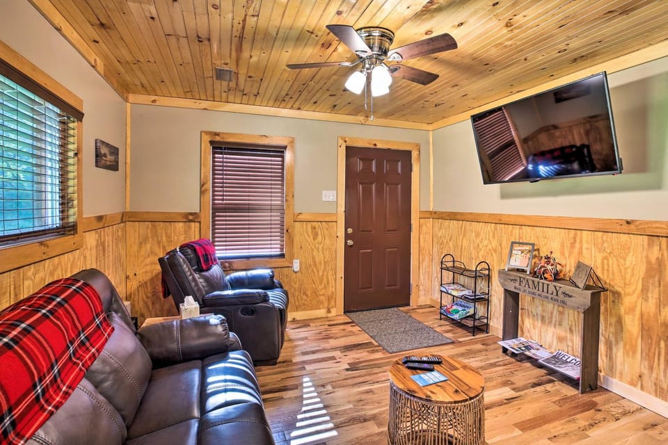 Silver Creek Cabin w/ Hiking < 1 Mi to Town! Cabin in Beattyville