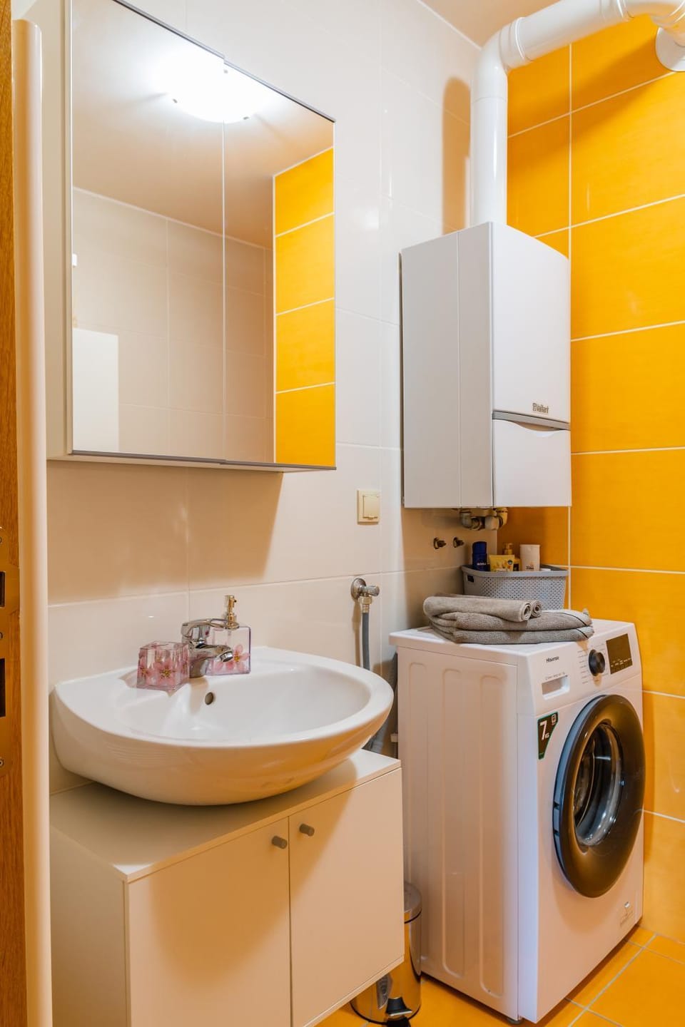 Toilet, Bathroom, hair dryier, heating, towels, washing machine, dryer