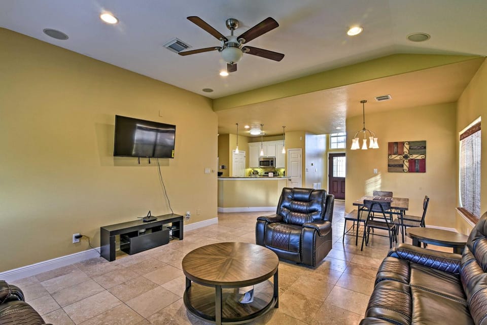 Walk to Bayshore Park Lakefront Dickinson Gem! House in San Leon