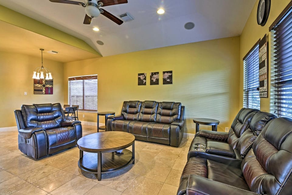 Walk to Bayshore Park Lakefront Dickinson Gem! House in San Leon