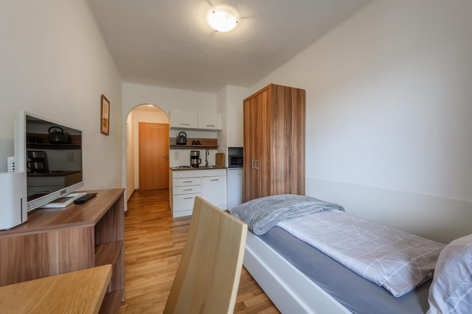 Bed, TV and multimedia, Dining area, wardrobe