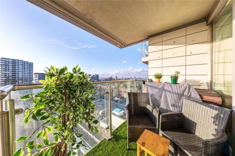 Two Bedroom Apartment - London ExCeL Stays Apartment in London