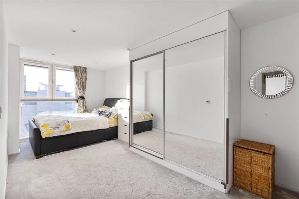 Two Bedroom Apartment - London ExCeL Stays Apartment in London