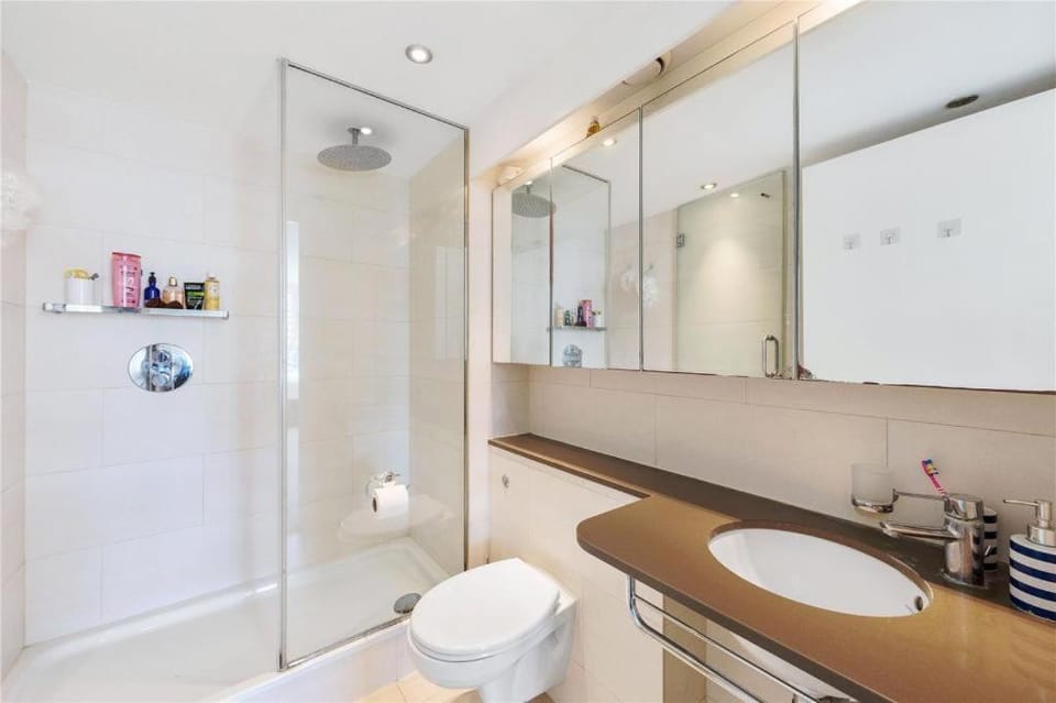 Two Bedroom Apartment - London ExCeL Stays Apartment in London