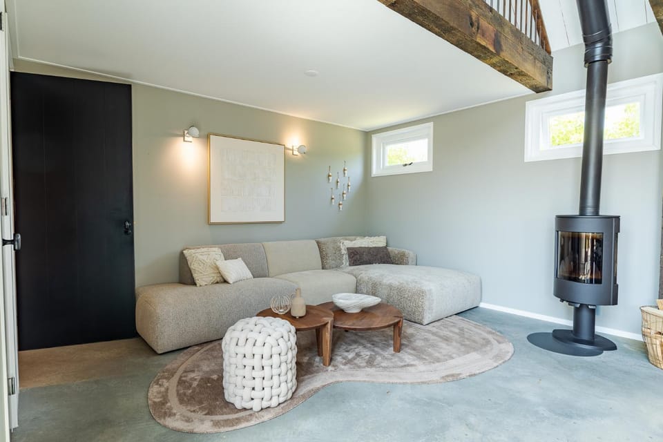 Seating area, fireplace