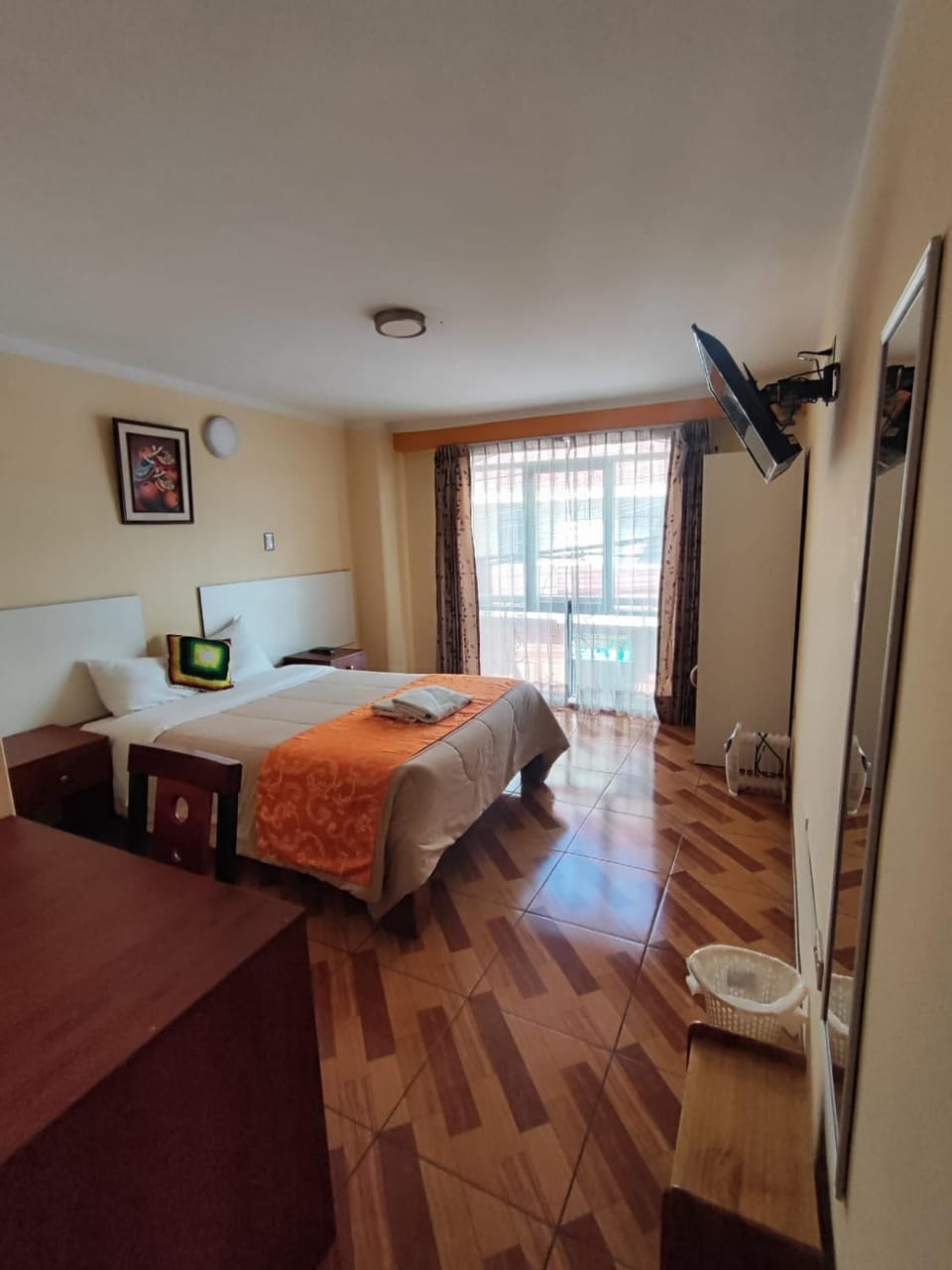 Bed, TV and multimedia, Photo of the whole room, Bedroom