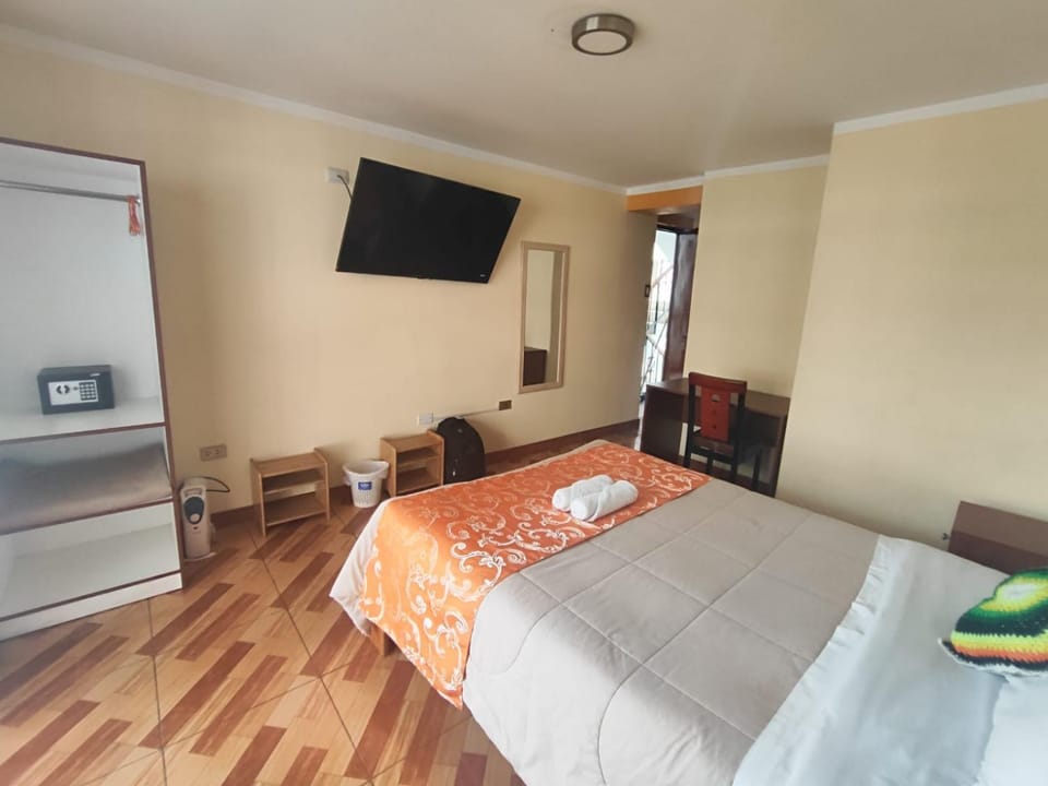 Bed, TV and multimedia, Photo of the whole room, Bedroom