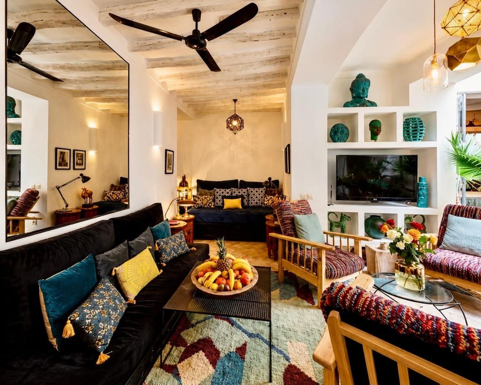 TV and multimedia, Living room, Seating area, Dining area, fireplace
