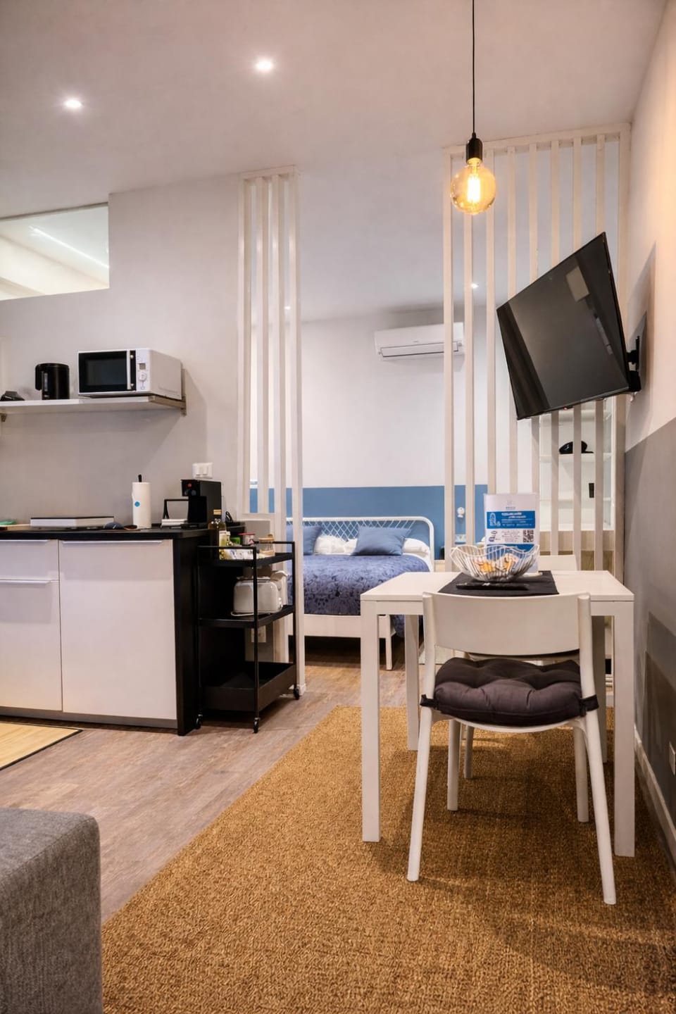 Bed, TV and multimedia, Living room, Photo of the whole room, Seating area, Dining area, Bedroom, microwave, stove, air conditioner