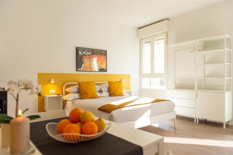 Bed, Living room, Photo of the whole room, Seating area, Dining area, Bedroom, microwave, wardrobe