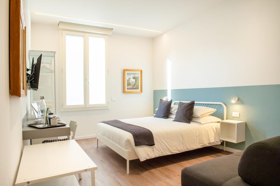 Bed, TV and multimedia, Photo of the whole room, Seating area, Bedroom, microwave
