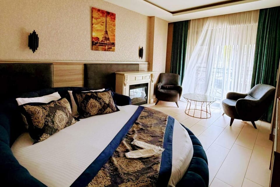 Bed, Living room, Photo of the whole room, Seating area, Bedroom