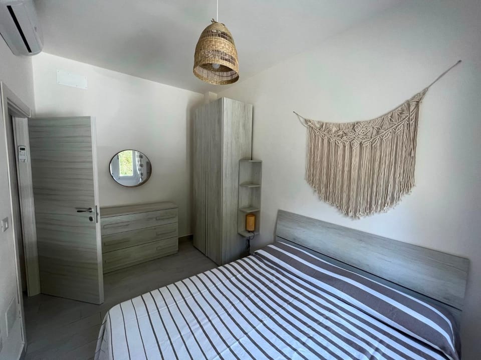 Bed, Photo of the whole room, wardrobe