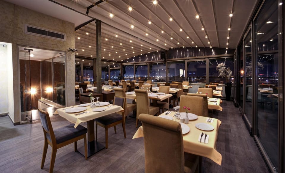 Restaurant/places to eat, Lounge or bar