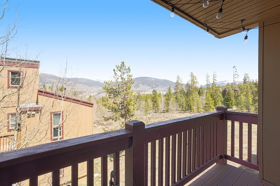 Mountain Views & Meadows Apartment in Wildernest