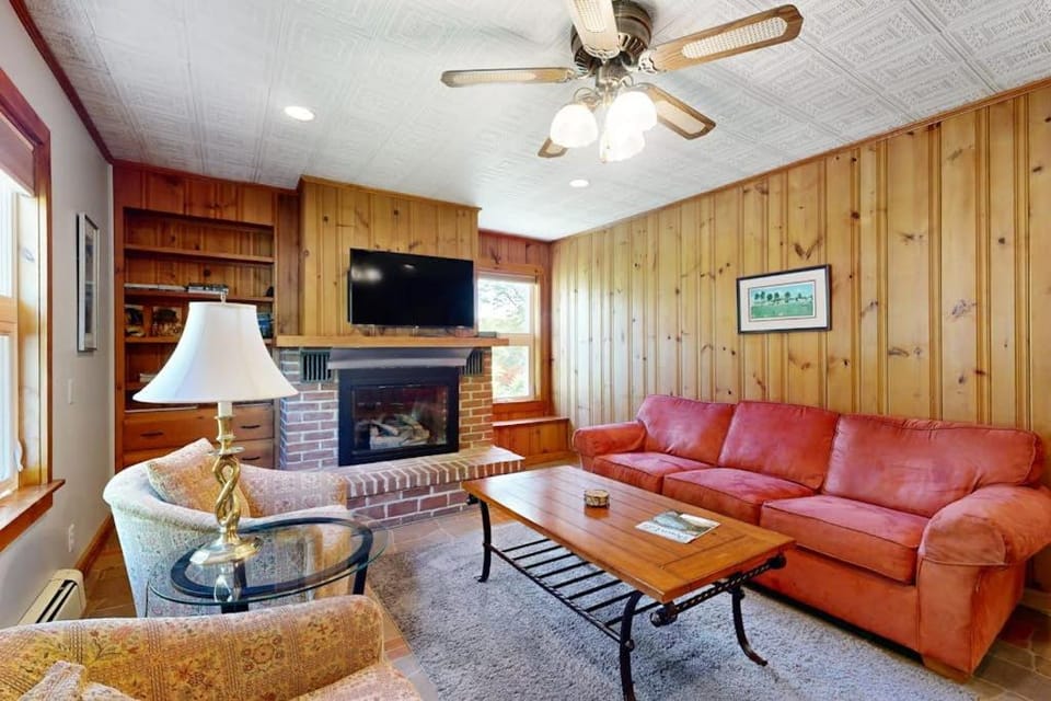 TV and multimedia, Living room, Seating area, Evening entertainment, fireplace