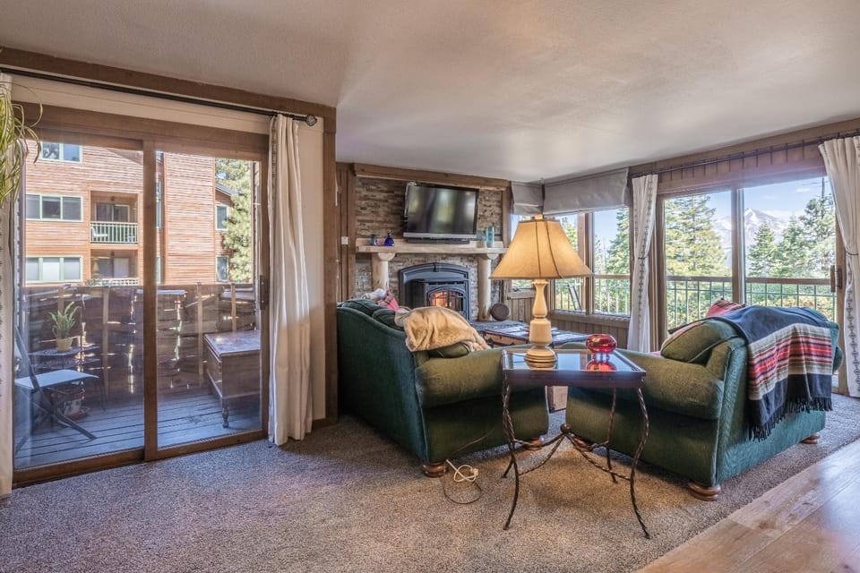 Brand New Listing! 5 minute walk to Canyon Lodge! Newly Updated Two-Bed, Two-Bath, Mountainback #14 Apartment in Mammoth Lakes
