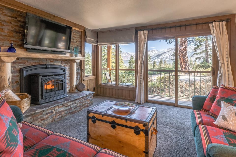 Brand New Listing! 5 minute walk to Canyon Lodge! Newly Updated Two-Bed, Two-Bath, Mountainback #14 Apartment in Mammoth Lakes