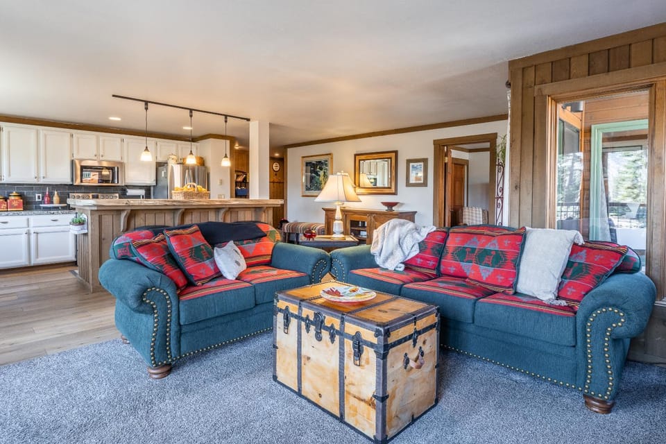 Brand New Listing! 5 minute walk to Canyon Lodge! Newly Updated Two-Bed, Two-Bath, Mountainback #14 Apartment in Mammoth Lakes