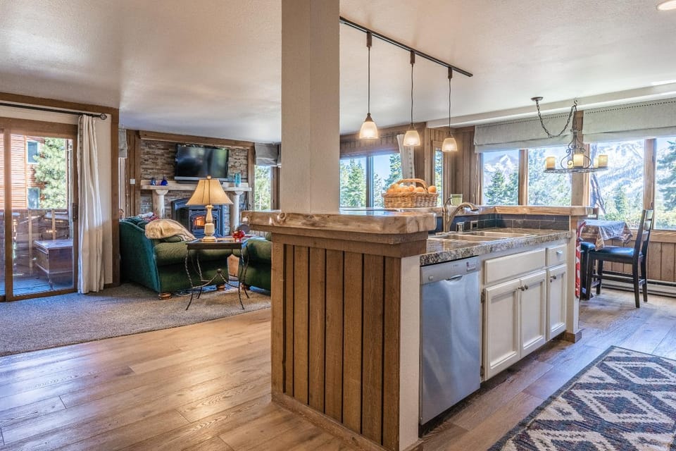 Kitchen or kitchenette, Dining area, Dinner