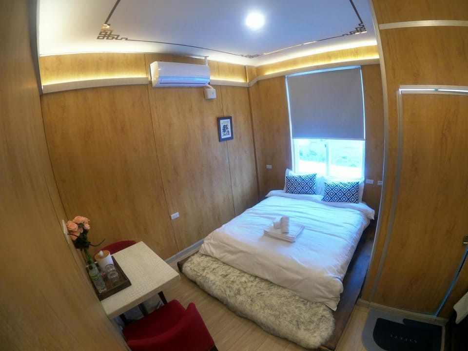 Bed, Photo of the whole room, towels