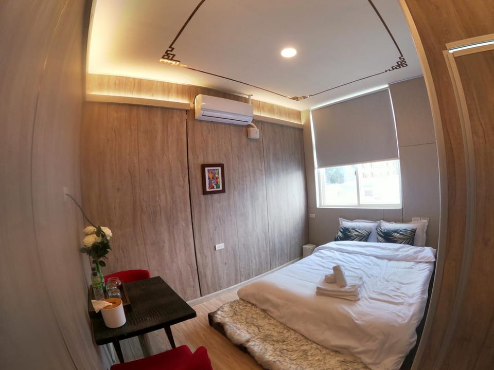 Bed, Photo of the whole room, towels, air conditioner
