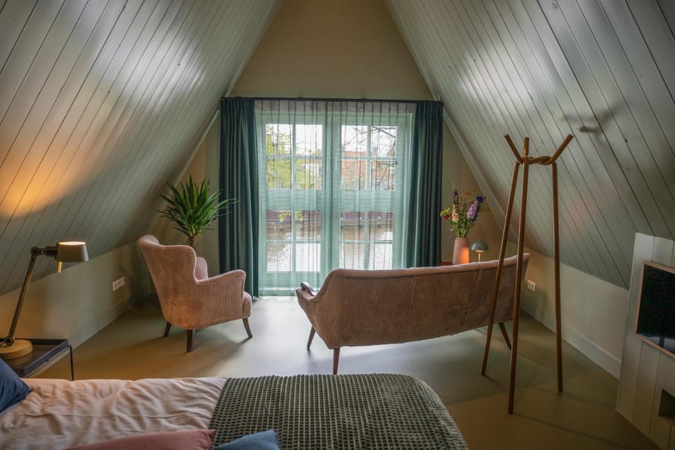 Photo of the whole room, Seating area