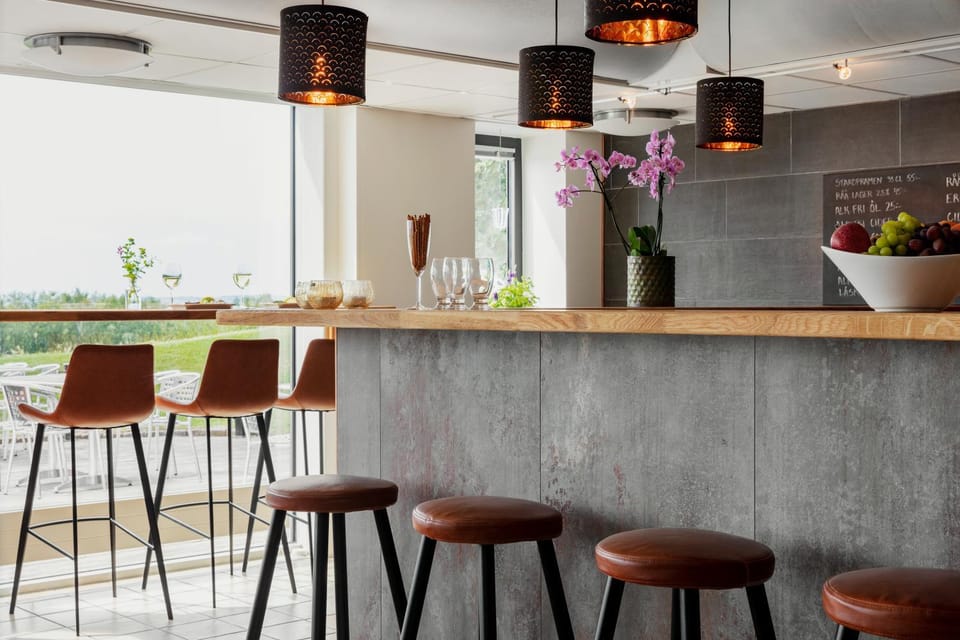 Restaurant/places to eat, Lounge or bar, Lounge or bar