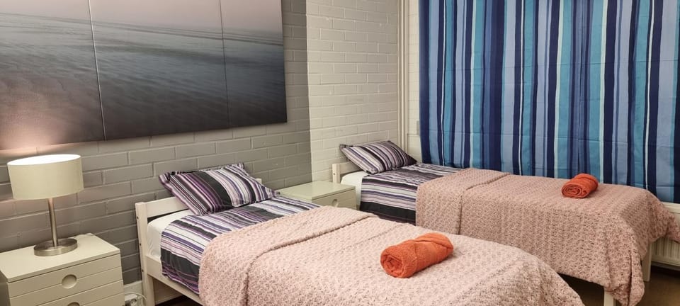 Bed, Bedroom, towels