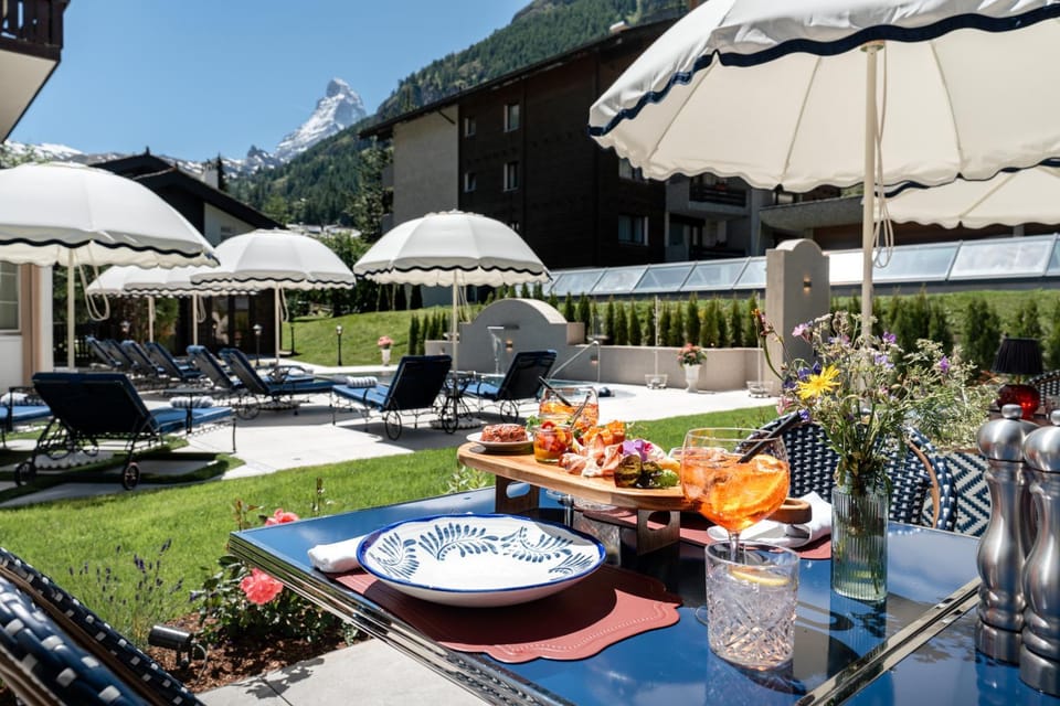 Restaurant/places to eat, Restaurant/places to eat, Swimming pool, Swimming pool