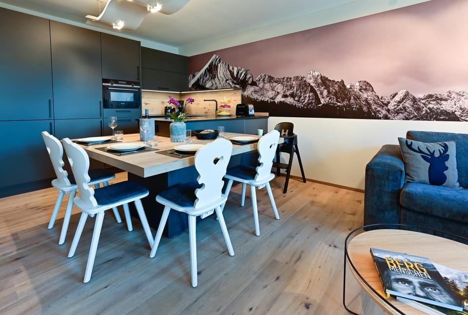 Kitchen or kitchenette, Dining area, oven