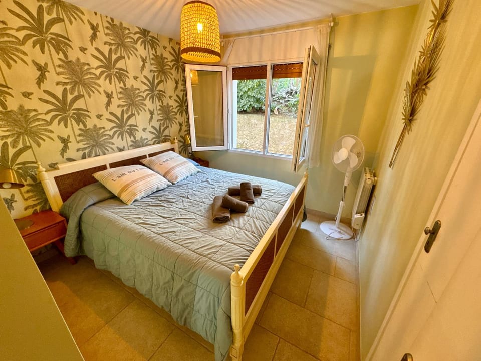 Bed, Bedroom, towels