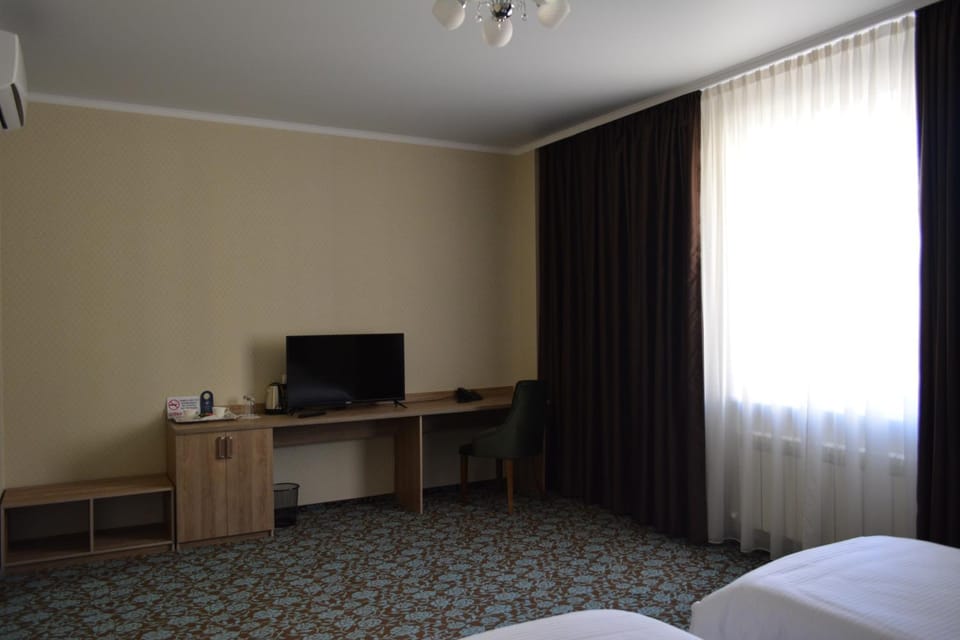 Bed, TV and multimedia, Photo of the whole room, Bedroom