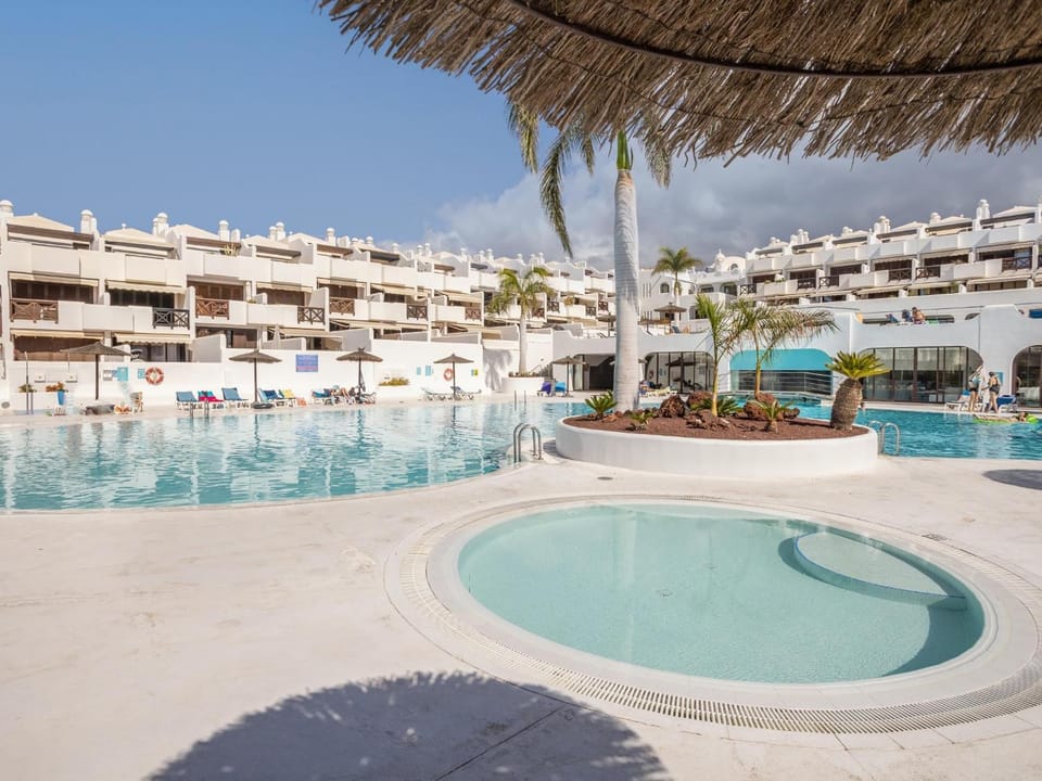 Paradise Beach - Seaviews - BBQ - Large Terrace - Pool & Pool Bar Apartment in Canary Islands