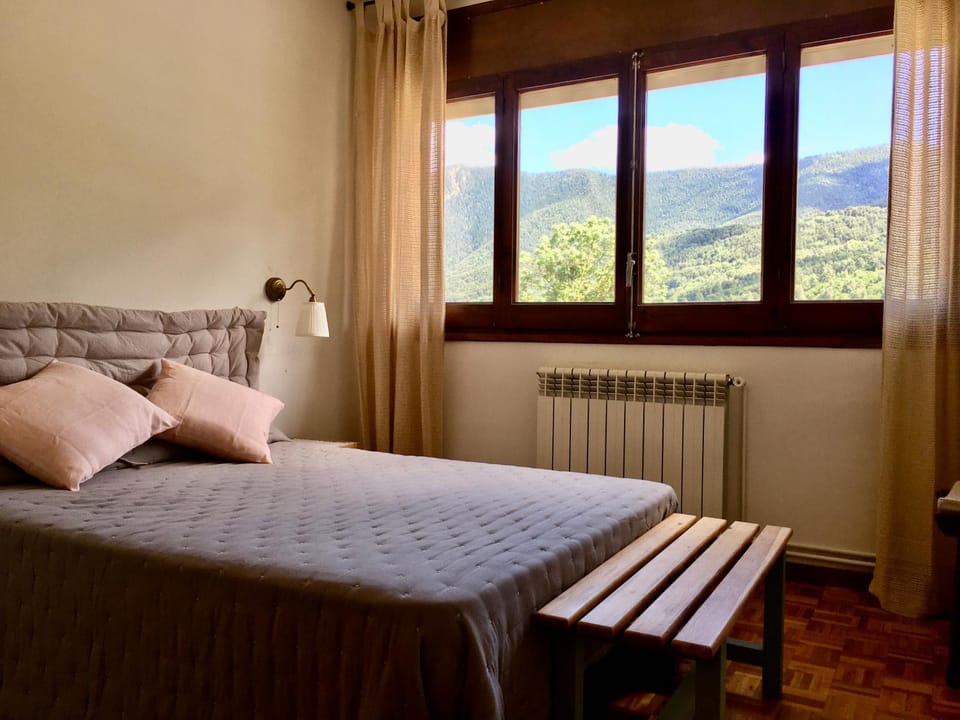 Bed, Bedroom, Mountain view