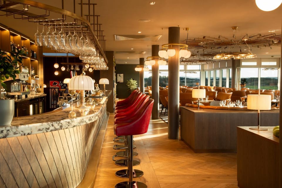 Restaurant/places to eat, Lounge or bar