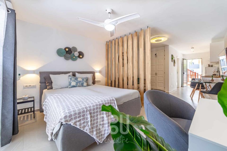 Bed, Living room, Dining area, Bedroom