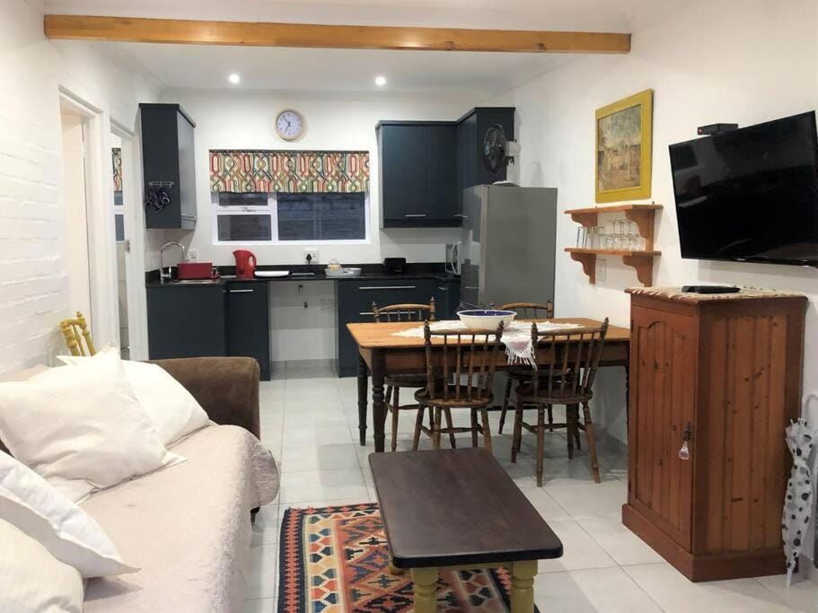 TV and multimedia, Kitchen or kitchenette, Living room, Dining area