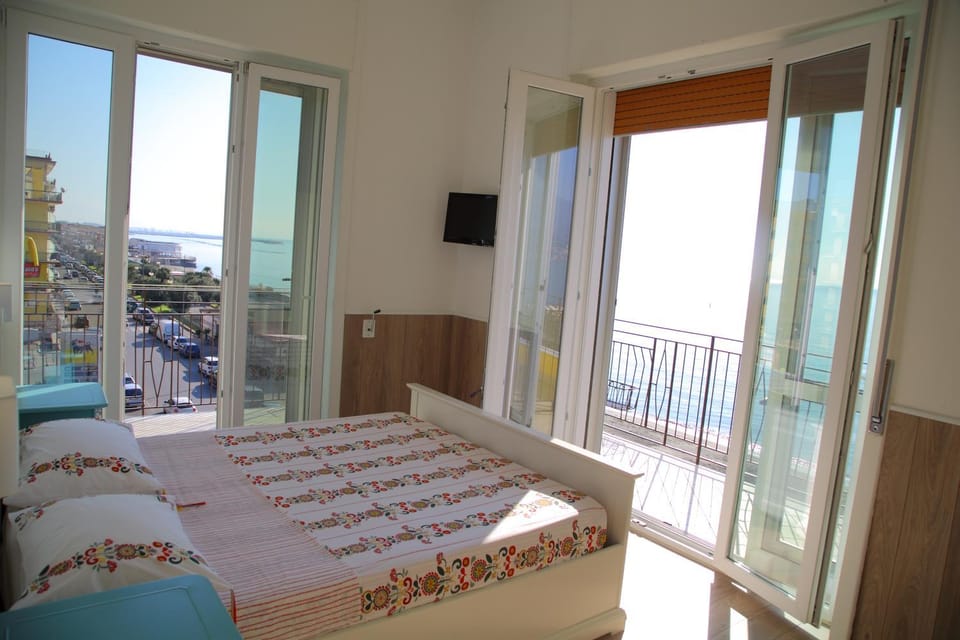 Bed, Balcony/Terrace, Photo of the whole room, Decorative detail