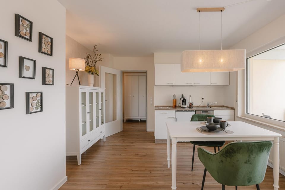 Kitchen or kitchenette, Dining area, stove