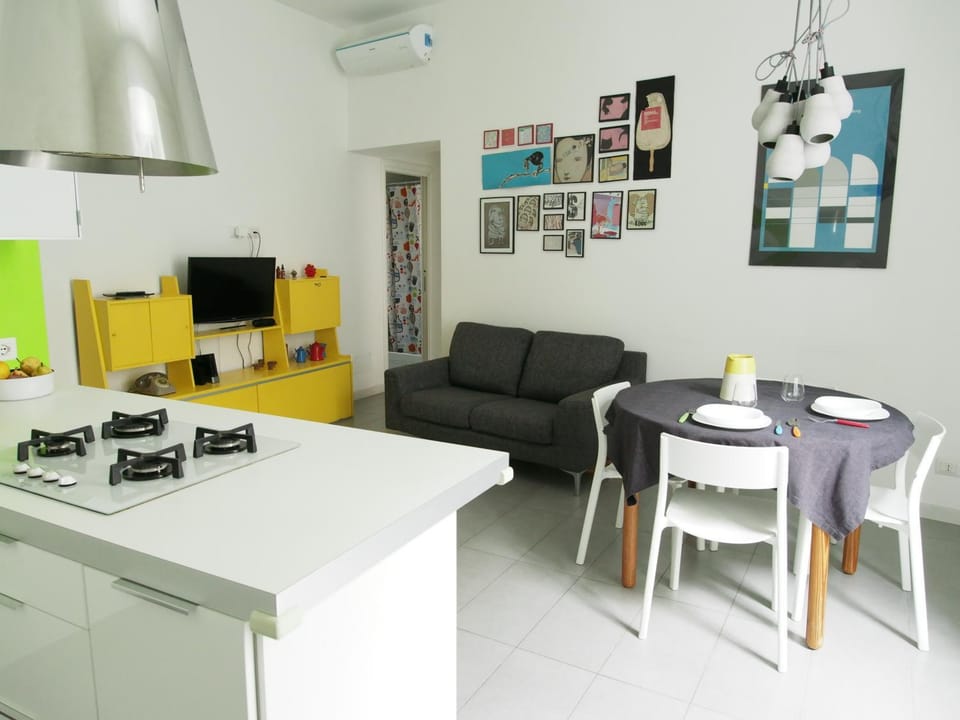 TV and multimedia, Kitchen or kitchenette, Living room, air conditioner