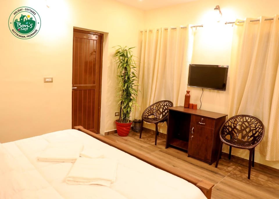 Bed, TV and multimedia, Photo of the whole room, Seating area, Bedroom