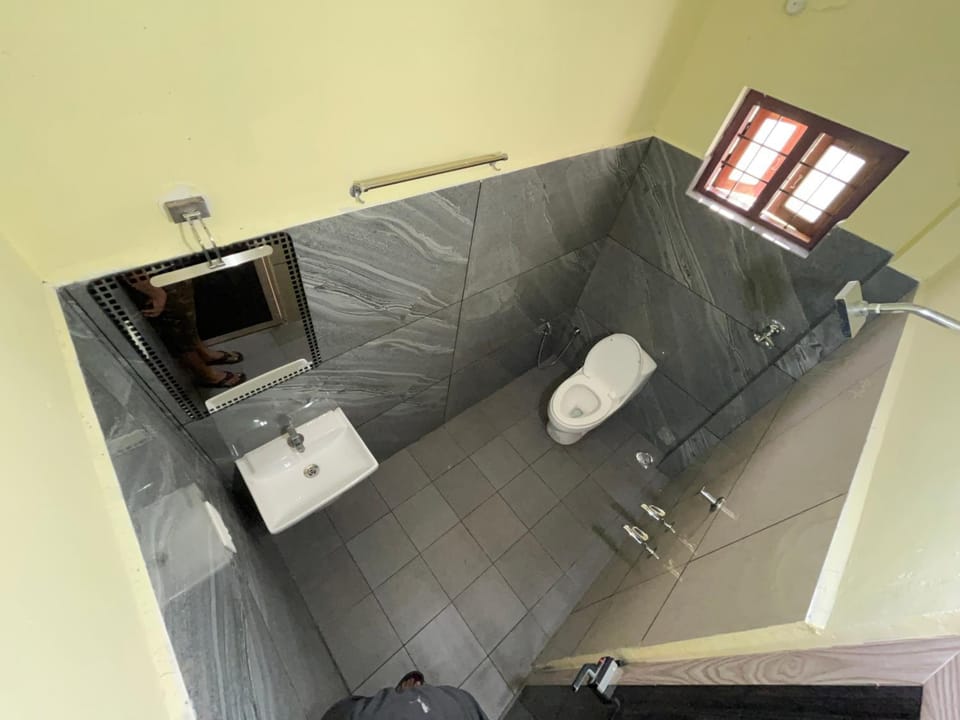 Shower, Toilet