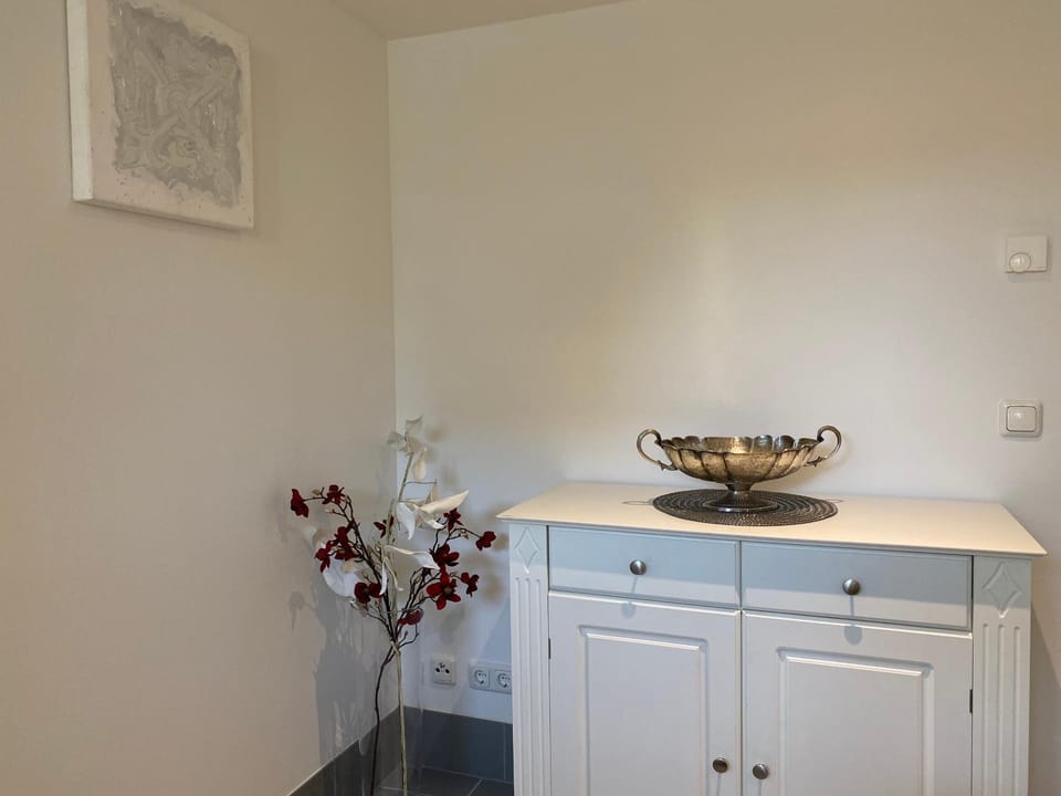 Photo of the whole room, Decorative detail