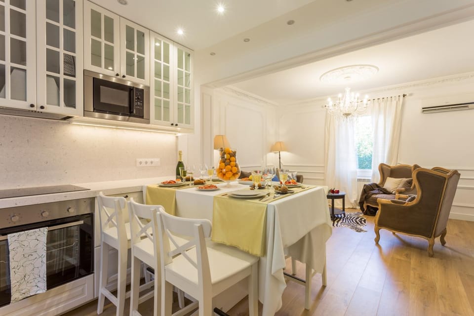 Kitchen or kitchenette, Living room, Seating area, Dining area