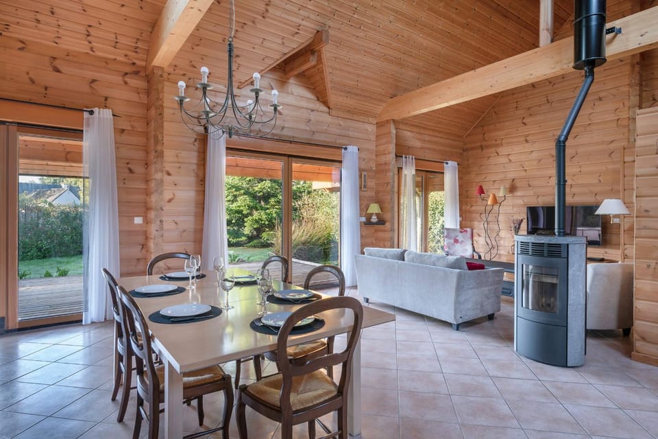 Séjour cosy, maison en bois pour 8 House in Brittany